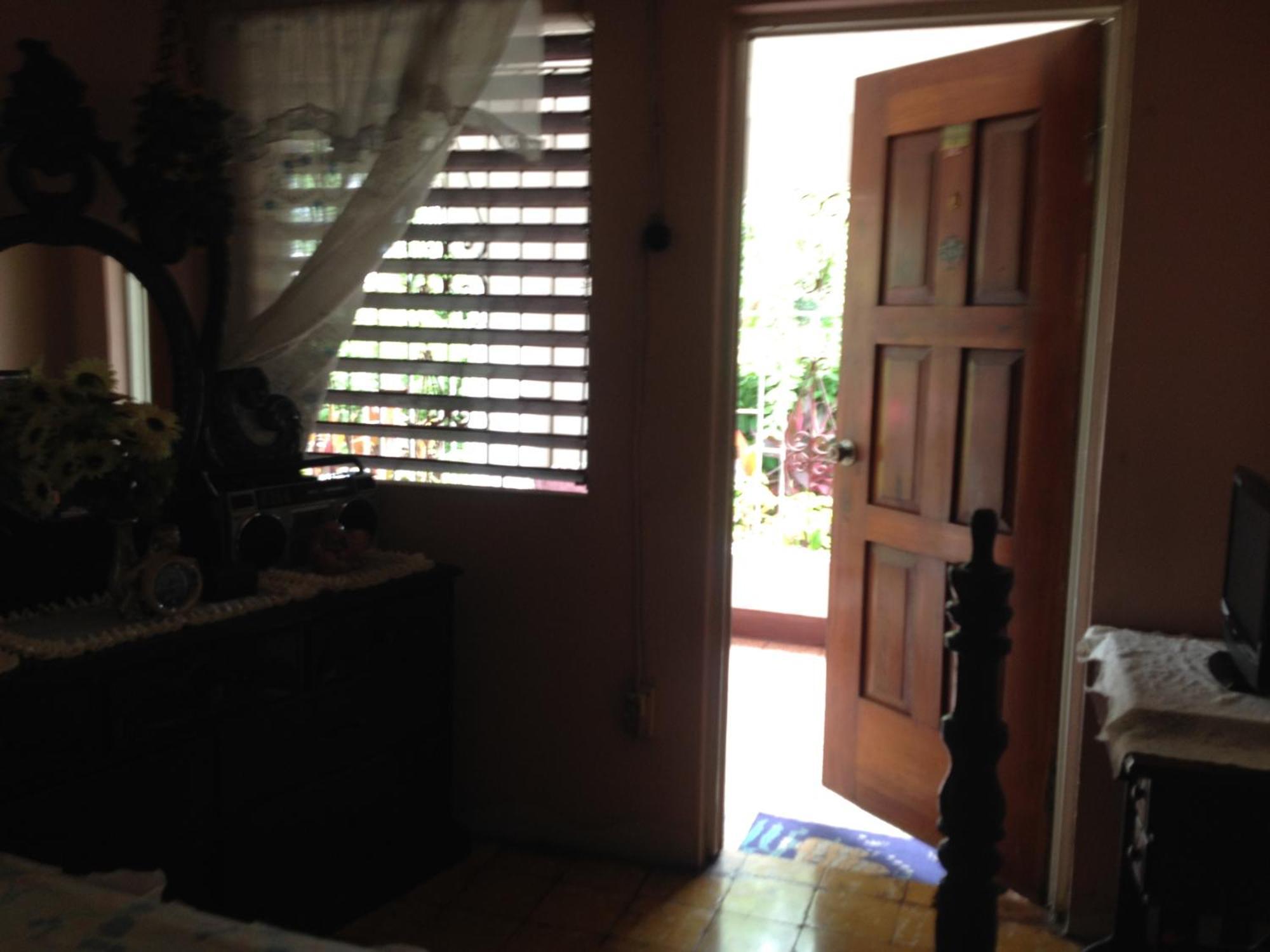Kingston Airport Bed And Breakfast Екстер'єр фото