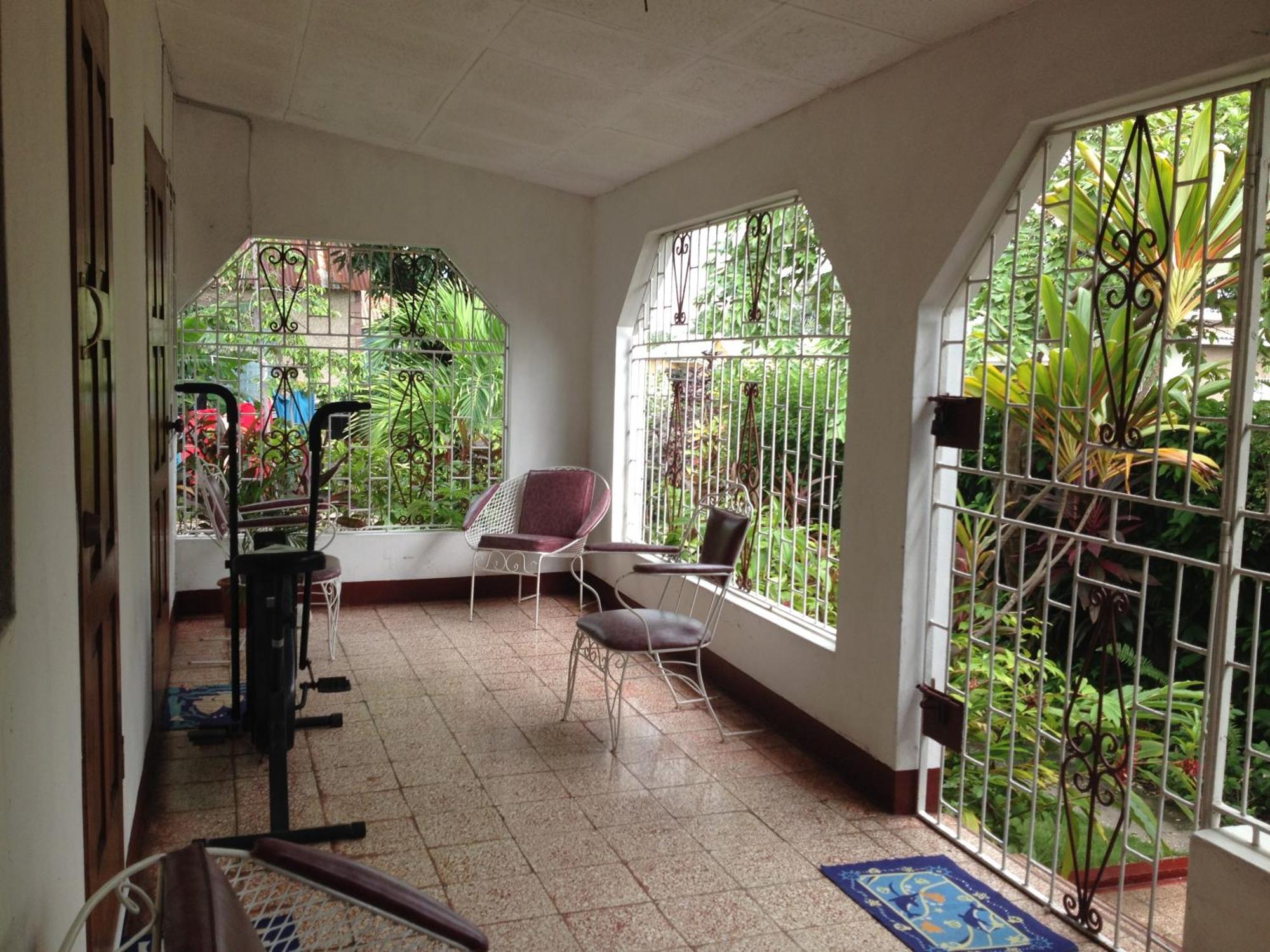 Kingston Airport Bed And Breakfast Екстер'єр фото