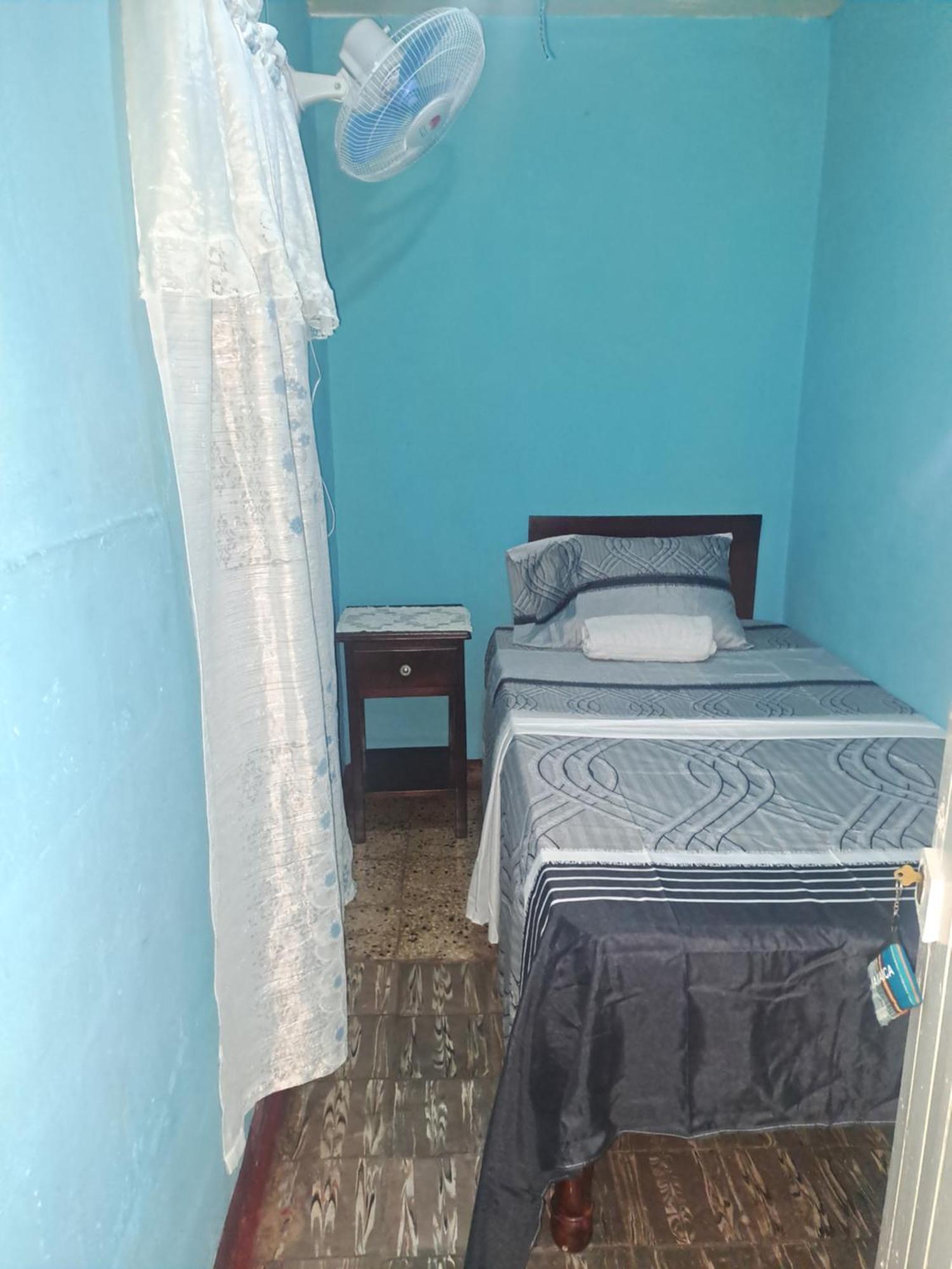 Kingston Airport Bed And Breakfast Екстер'єр фото