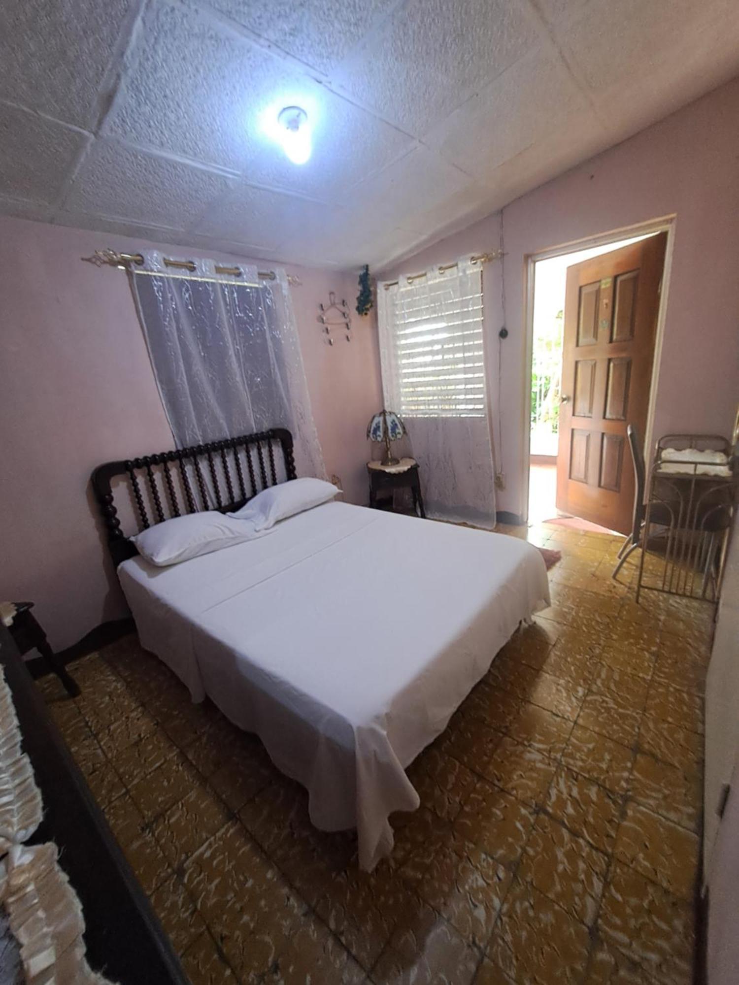 Kingston Airport Bed And Breakfast Екстер'єр фото