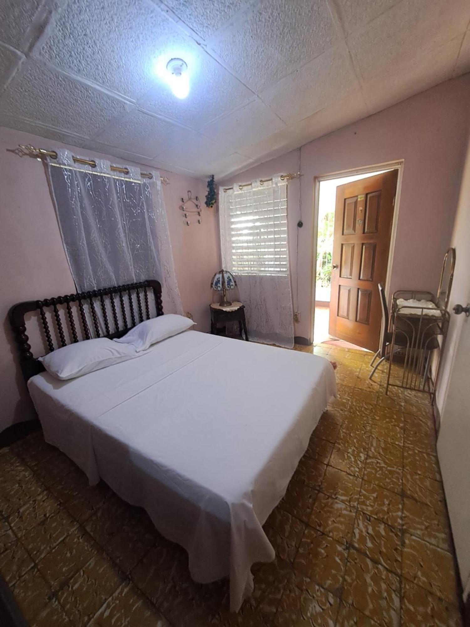 Kingston Airport Bed And Breakfast Екстер'єр фото
